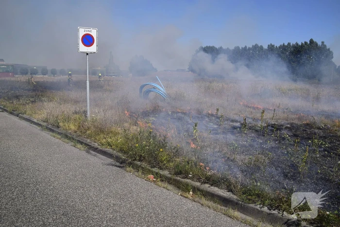 Gras verwoest vanwege brand op braakliggend terrein