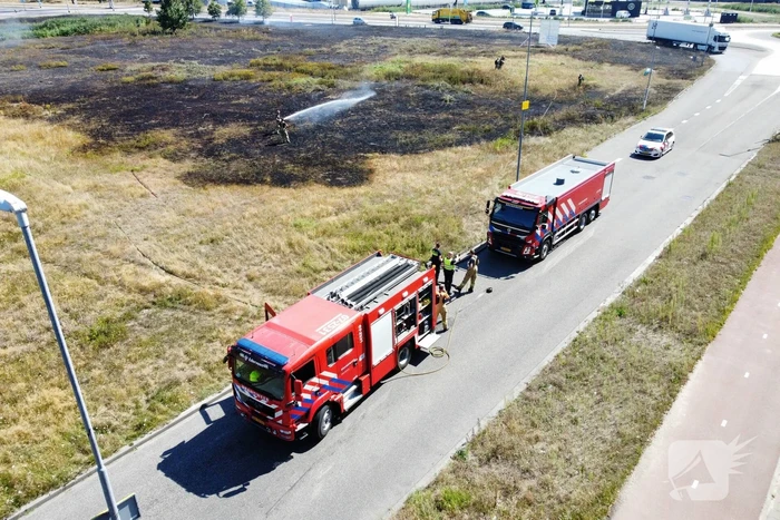 Gras verwoest vanwege brand op braakliggend terrein