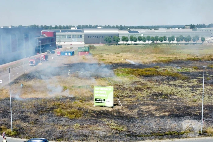 Gras verwoest vanwege brand op braakliggend terrein