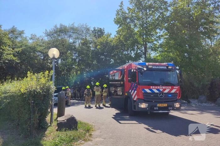 Auto vat vlam op parkeerterrein vakantiepark BreeBronne