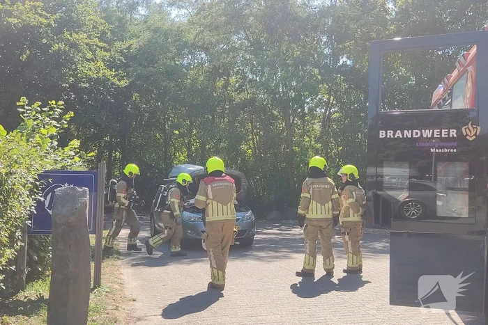 Auto vat vlam op parkeerterrein vakantiepark BreeBronne