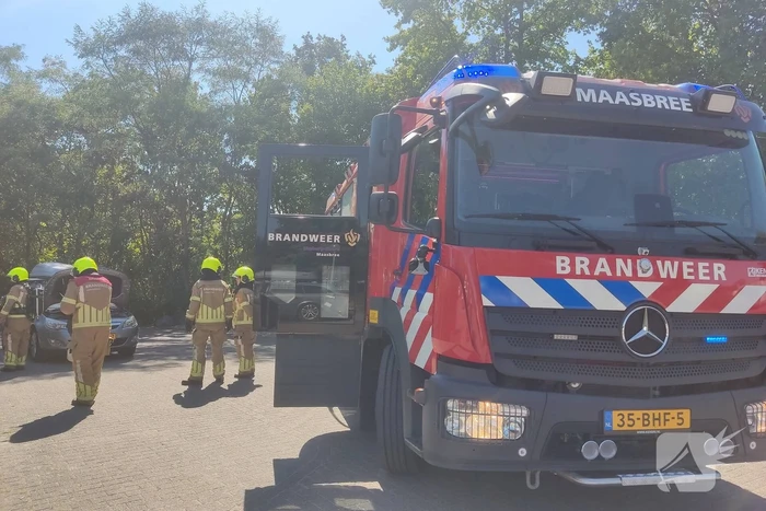 Auto vat vlam op parkeerterrein vakantiepark BreeBronne