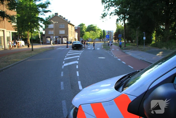 Personenauto uit de bocht, lantaarnpaal geraakt