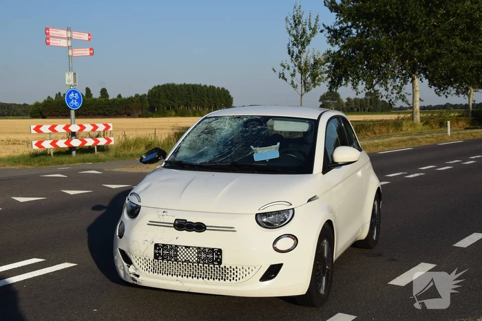 Flinke schade bij botsing tussen auto en scooter