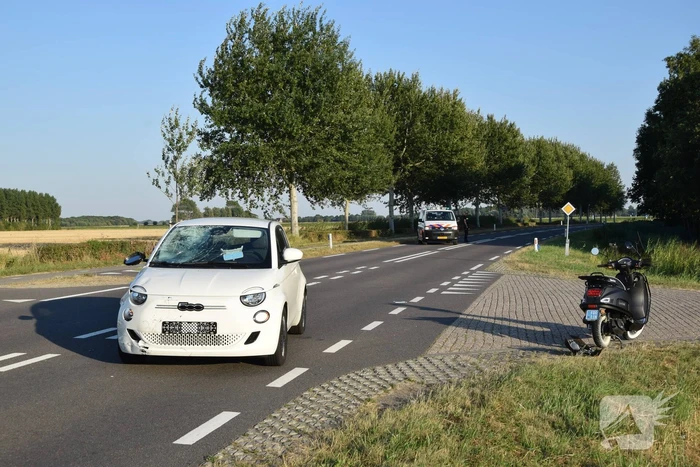 Flinke schade bij botsing tussen auto en scooter