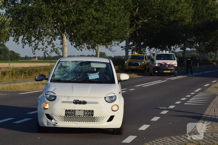 Flinke schade bij botsing tussen auto en scooter