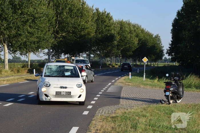 Flinke schade bij botsing tussen auto en scooter