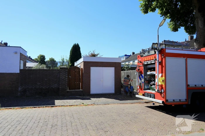 Boom en schutting verwoest door brandstichting
