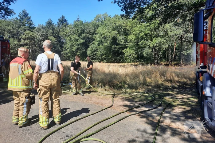 Brandweer blust flinke brand in berm