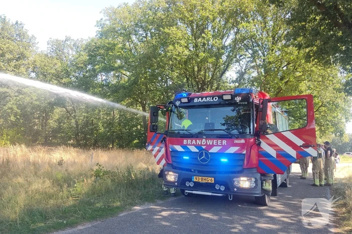 Brandweer blust flinke brand in berm