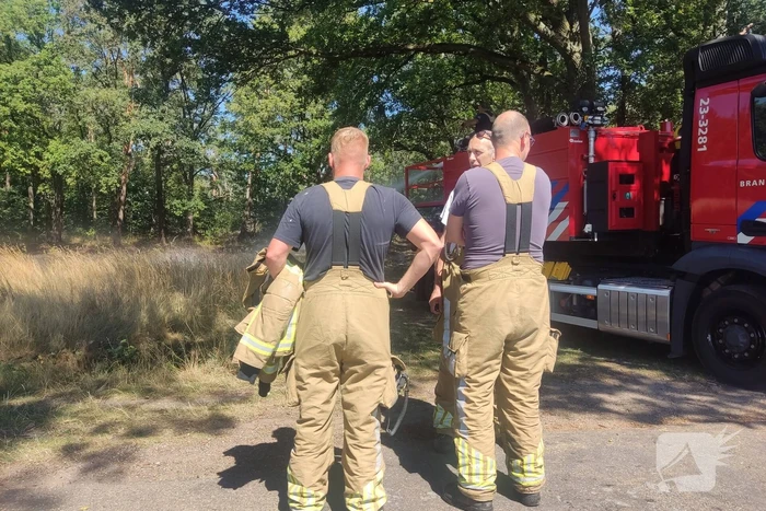 Brandweer blust flinke brand in berm