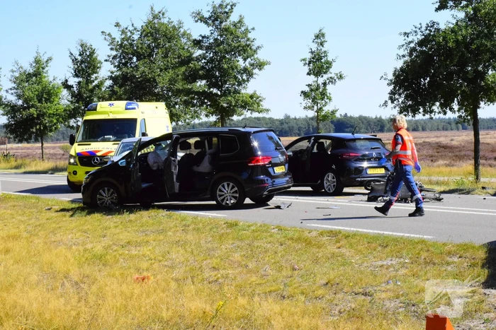 Frontale aanrijding met meerdere voertuigen