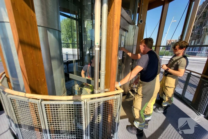 Brandweer schiet te hulp bij liftopsluiting tijdens hoge temperaturen