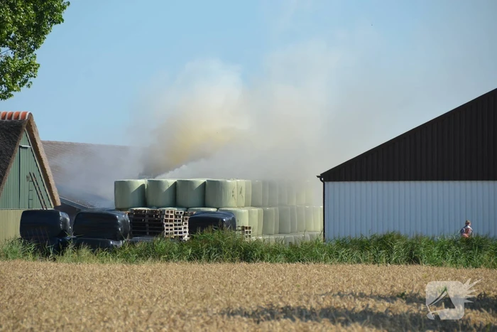 Grote brand in kuilbalen op boerderij
