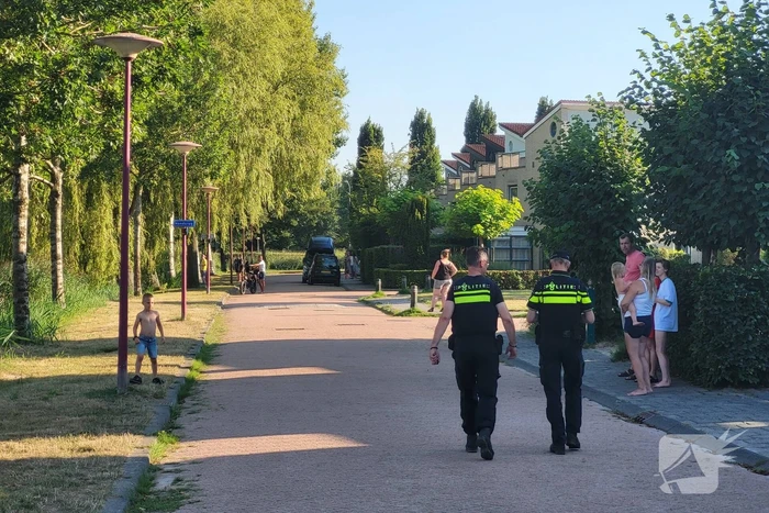 Brandweer blust bermbrand naast treinspoor