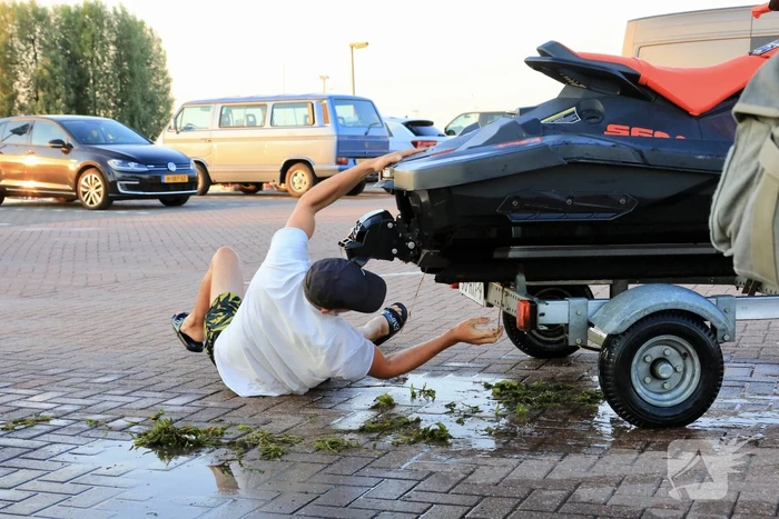 Waterscooter raakt in problemen op Eemmeer
