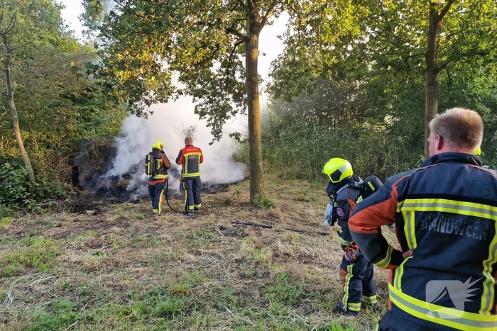 Veel rook bij brand in bosschage