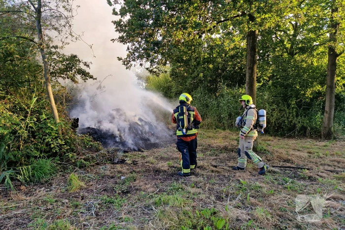 Veel rook bij brand in bosschage
