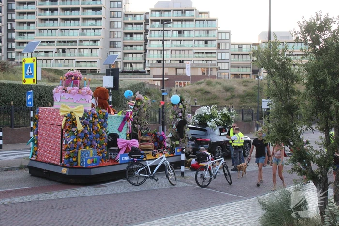 Persoon raakt bekneld onder praalwagen Holland Flower Parade