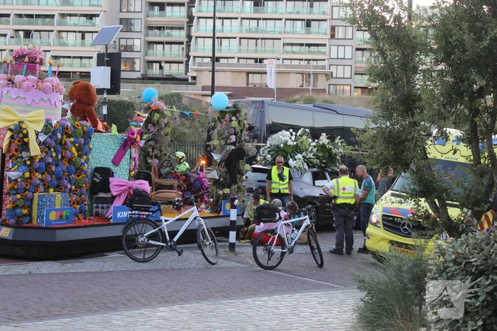 Persoon raakt bekneld onder praalwagen Holland Flower Parade