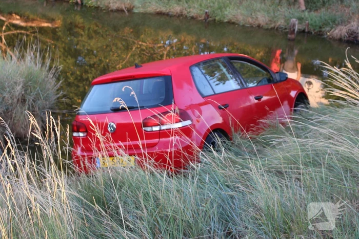 Automobilist belandt met auto te water