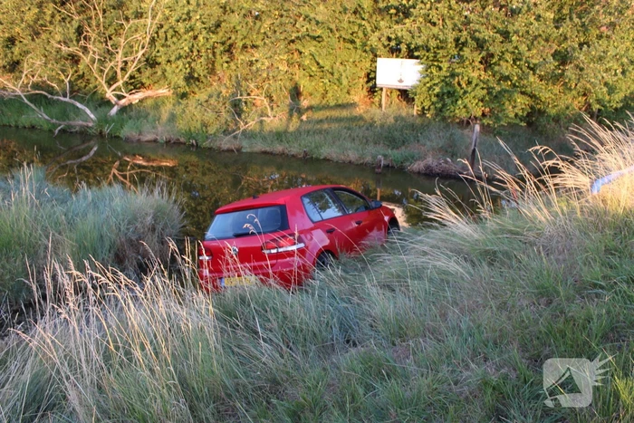 Automobilist belandt met auto te water
