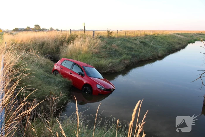Automobilist belandt met auto te water