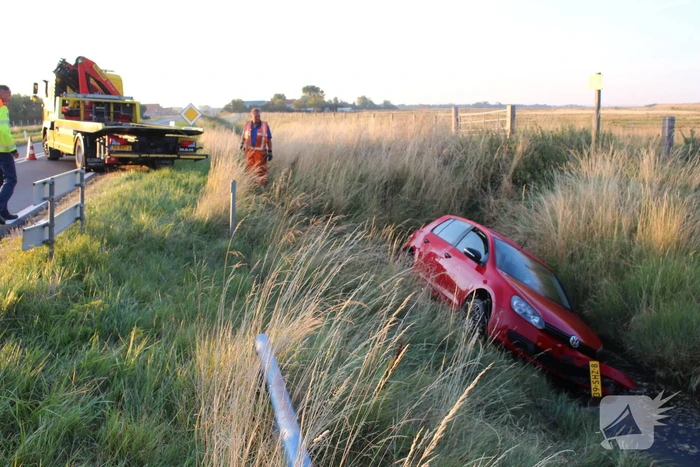 Automobilist belandt met auto te water