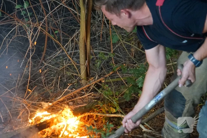 Flinke rookpluimen bij brand in bosgebied