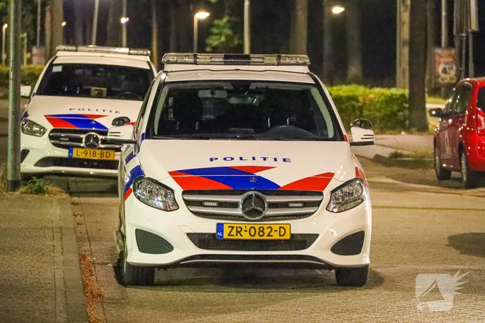 Vrouw door politie uit appartement gehaald