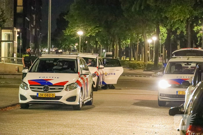 Vrouw door politie uit appartement gehaald