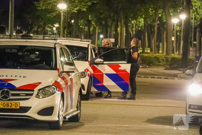 Vrouw door politie uit appartement gehaald
