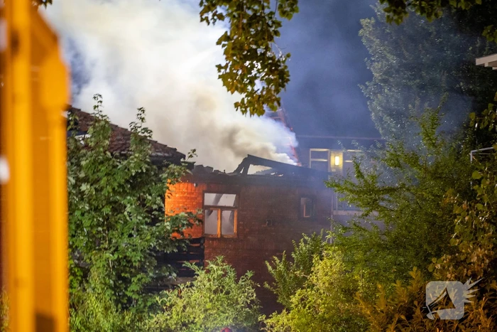 Dak kraakpand ingestort na grote brand