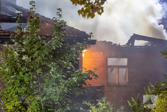 Dak kraakpand ingestort na grote brand