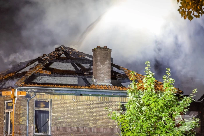 Dak kraakpand ingestort na grote brand