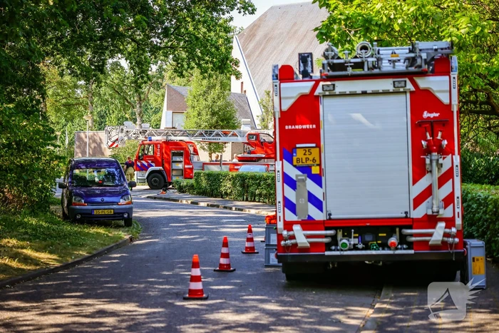 Brandweer verwijdert takken bij Elimkerk