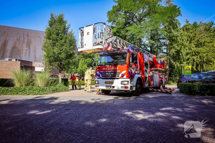 Brandweer verwijdert takken bij Elimkerk