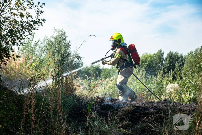 Brandweer blust flinke natuurbrand