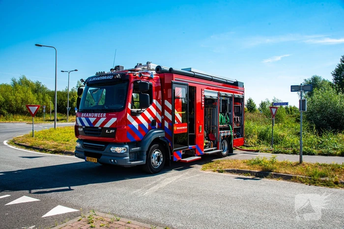 Brandweer blust flinke natuurbrand