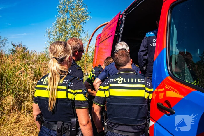 Brandweer blust flinke natuurbrand