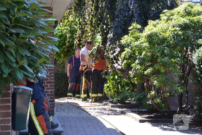 Brand in bosschage in tuin van woning