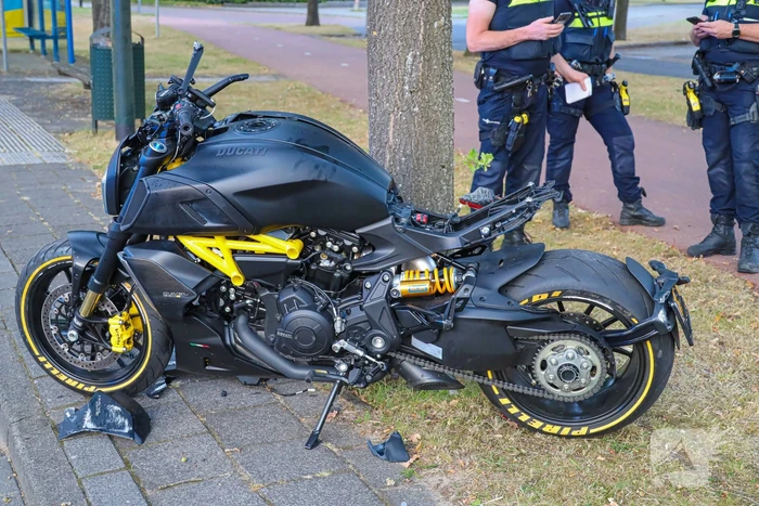 Motorrijder gewond na mislukte wheelie met Ducati-motor