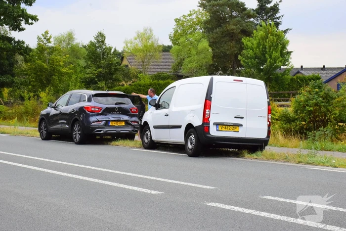 Kop-staartbotsing bestelbus en personenauto