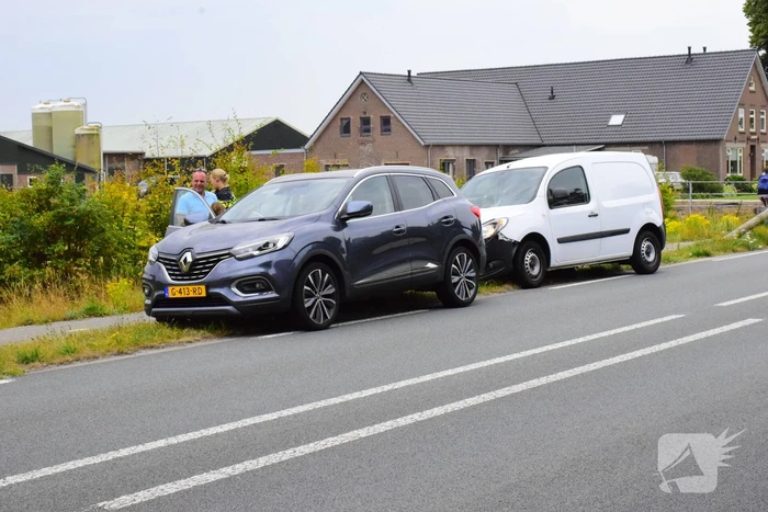 Kop-staartbotsing bestelbus en personenauto