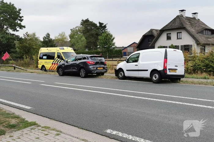 Kop-staartbotsing bestelbus en personenauto