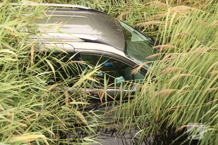 Auto te water geraakt na vergeten handrem