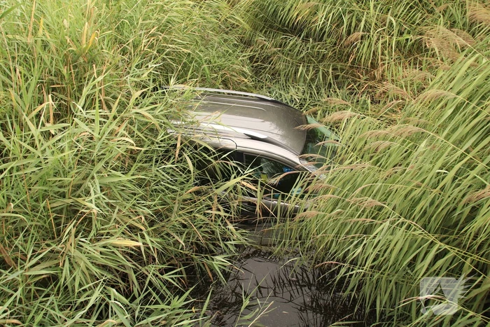 Auto te water geraakt na vergeten handrem