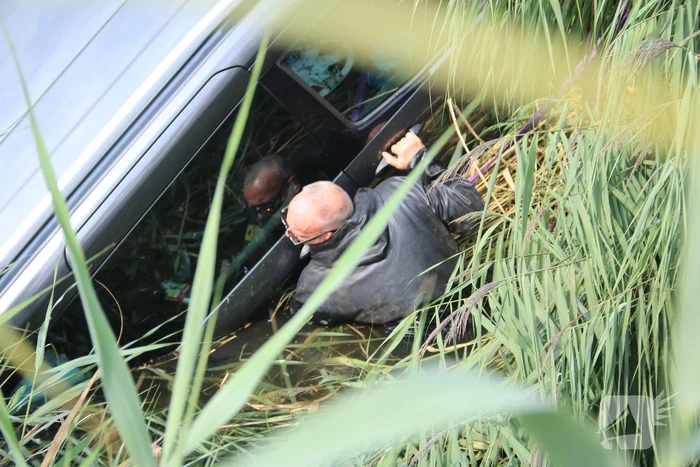 Auto te water geraakt na vergeten handrem