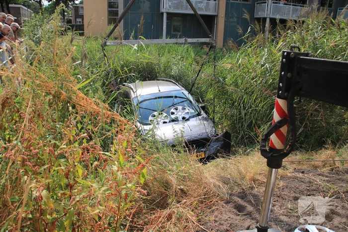 Auto te water geraakt na vergeten handrem