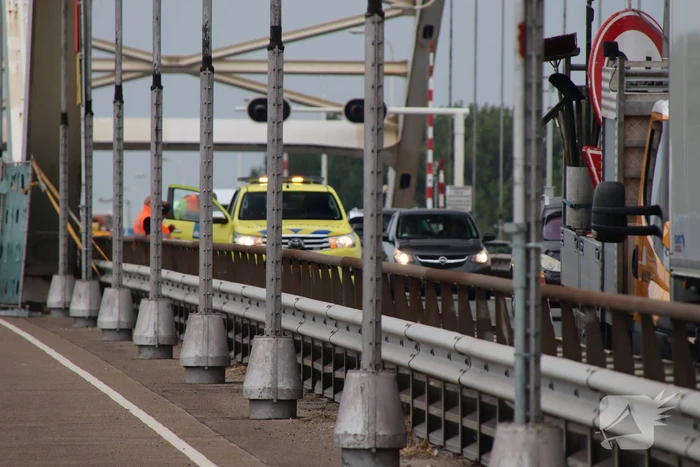 Lange files door pechgeval op Merwedebrug